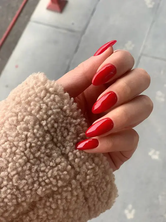 Esmaltação simples vermelho vivido para o inverno 2022