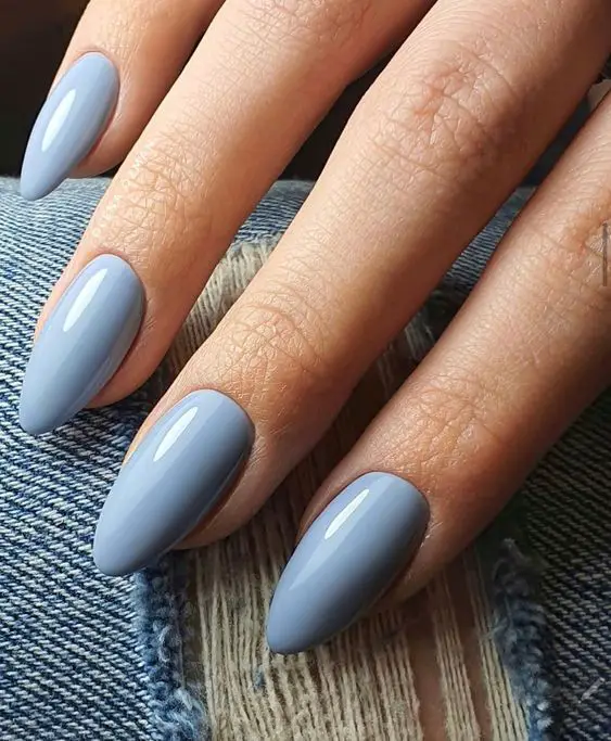 Exemplo de unhas amendoadas com esmalte azul