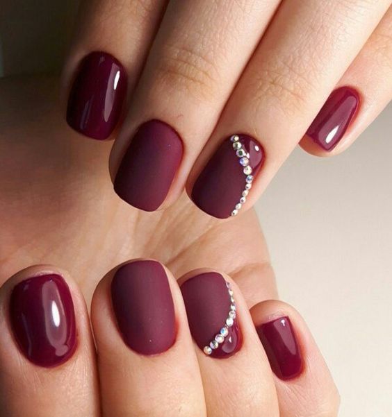 Esmaltação bordo em unhas curtas com joias