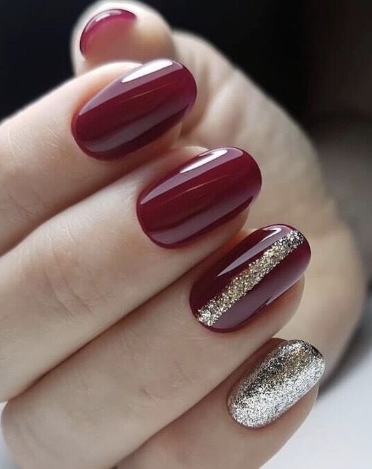 Unhas bordo com glitter dourado