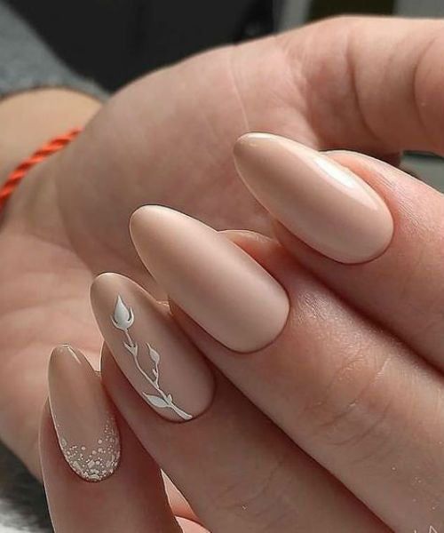 Manicure nude com branco