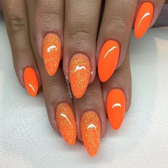 Decoração de unhas laranja com glitter para o inverno 2022