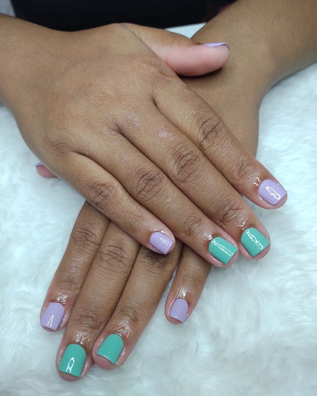 Unhas simples decoradas para chá revelação verde e roxo