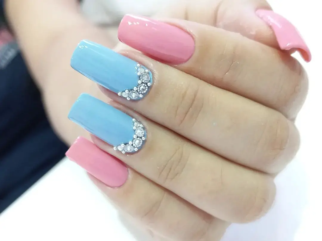 Lindas unhas rosa e azul com joias