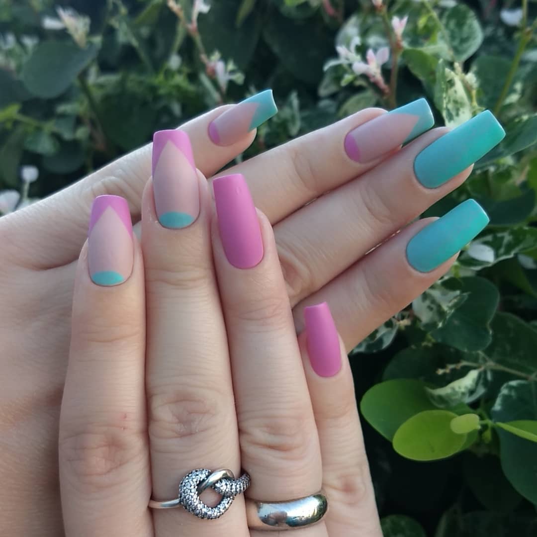 Lindo design em Unhas decoradas para chá revelação rosa e azul