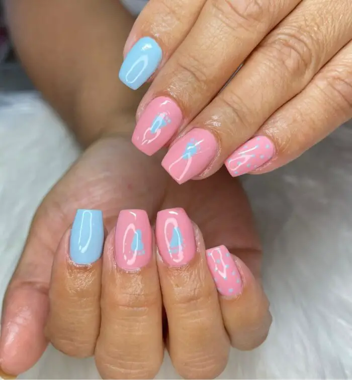 Esmaltação linda rosa e azul com desenhos de pezinhos e bolinhas