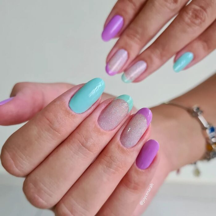 Unhas amendoadas com esmaltes roxo e azul