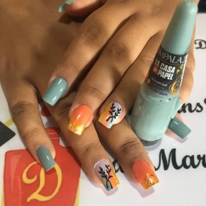 Decoração de unhas laranja e verde