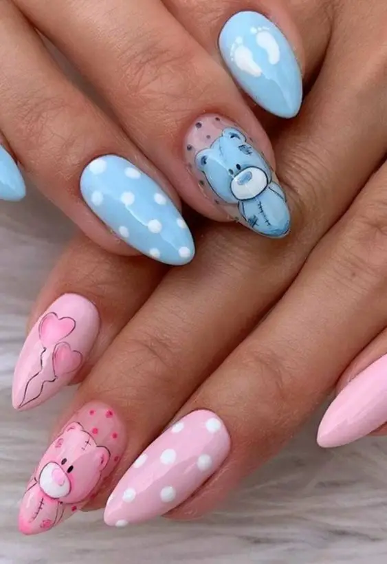 Esmaltação linda rosa e azul com desenhos de urso, bolinhas e coração