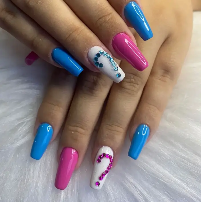 Esmaltação incrível rosa e azul com joias desenhando uma interrogação