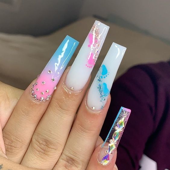 Design de unhas em gel decoradas para chá revelação rosa e azul