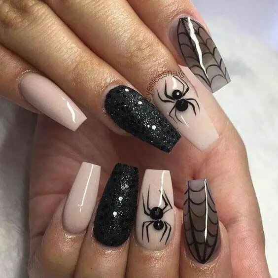 Foto de unhas pretas com aranhas e teias