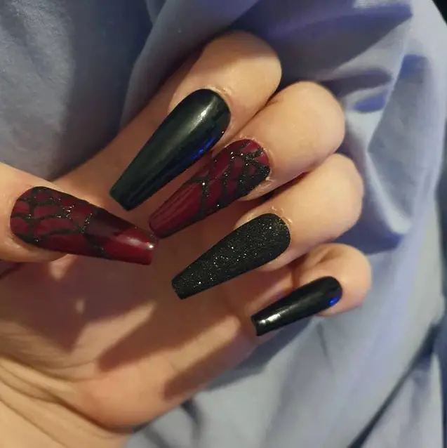 Exemplo de unhas longas preta e vermelha com teias