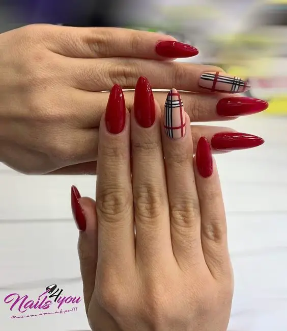 Esmaltação vermelha com filha única decorada com xadrez