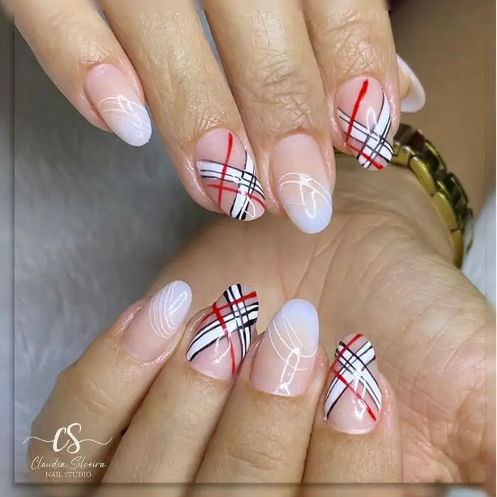 Unhas amendoadas ombre nude com branco e xadrez em duas unhas