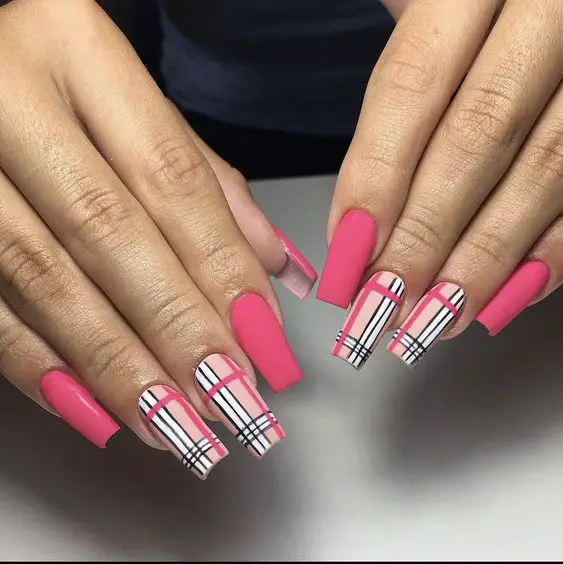 Unhas decoradas rosa com duas unhas xadrez