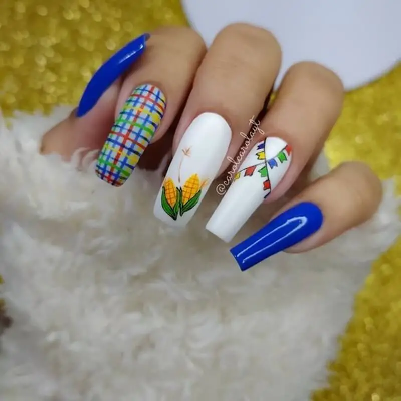 Modelo de unhas decoradas azuis com branca para São João