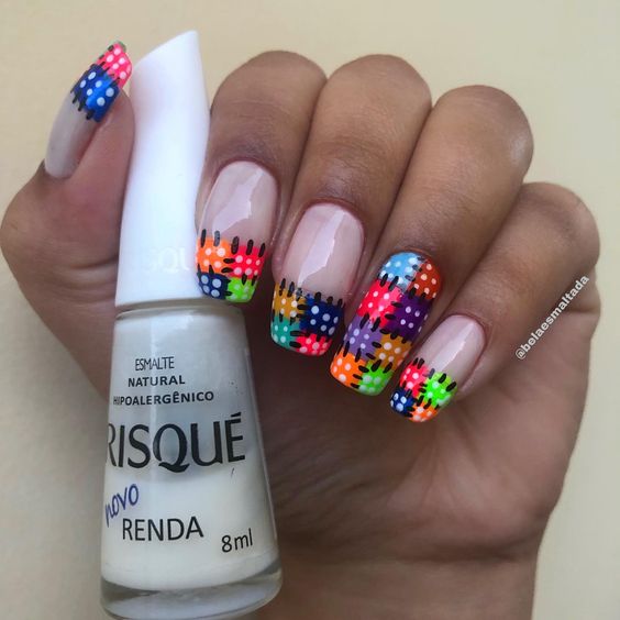 Modelo de unhas com retalhos coloridos