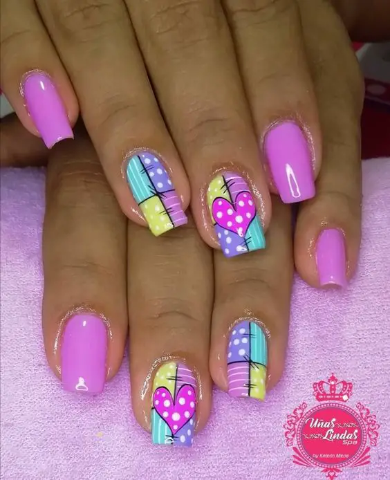 Esmaltação perfeita cor de rosa com retalhos e coração