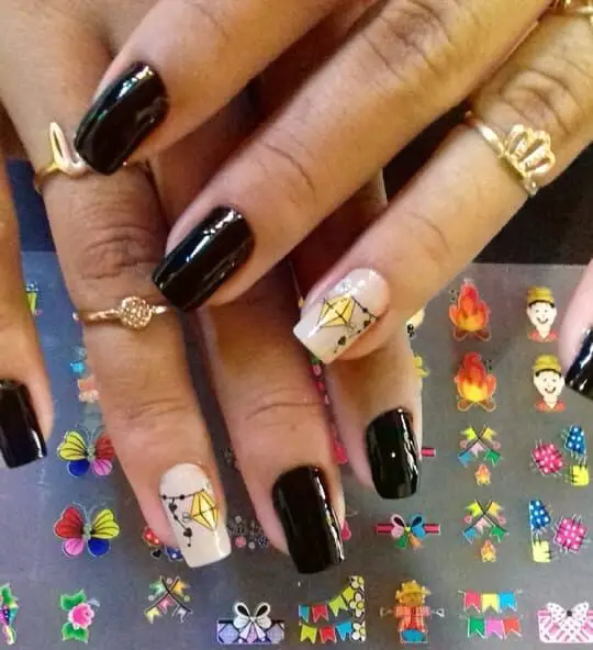 Esmaltação preta unhas com balão de são João para festa junina