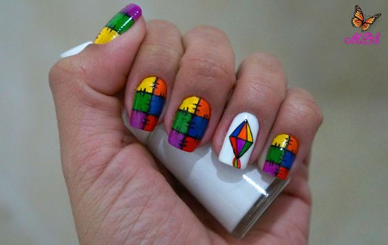 Todas as unhas com retalhos coloridos e filha única com balão de São João