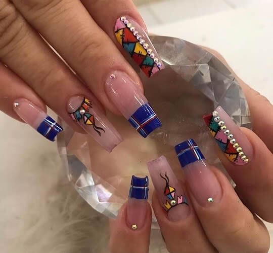 Foto de unhas longas em gel com decoração de Festa Junina