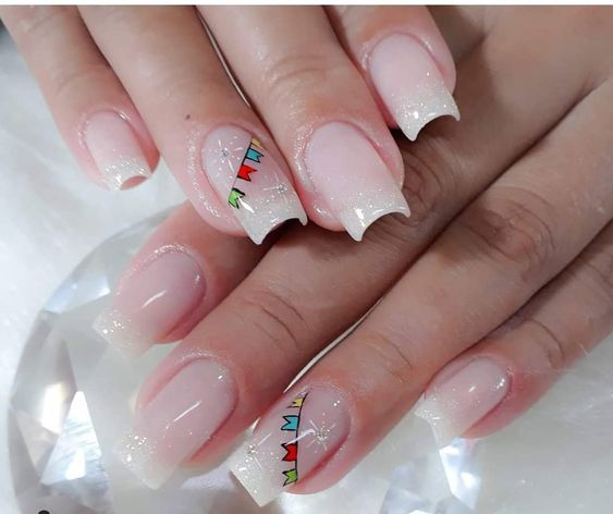 Decoração fácil de unhas para festa Junina com bandeirinhas em uma das unhas