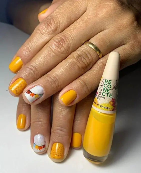 Esmaltação amarela com filha única branca com desenhos de banderinhas de são João