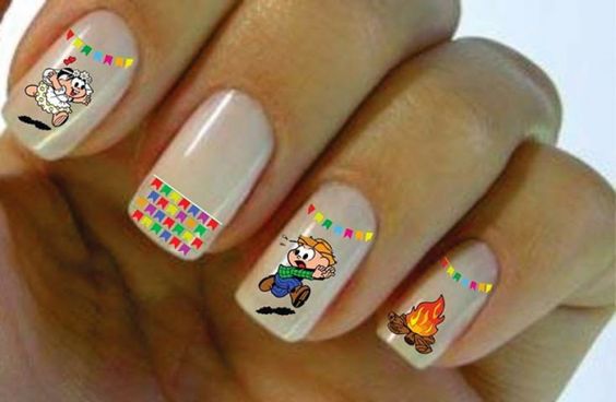 Unhas decoradas para festa junina com adesivos divertidos