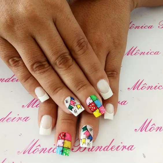 Francesinha com duas unhas decoradas com temáticas de festa junina