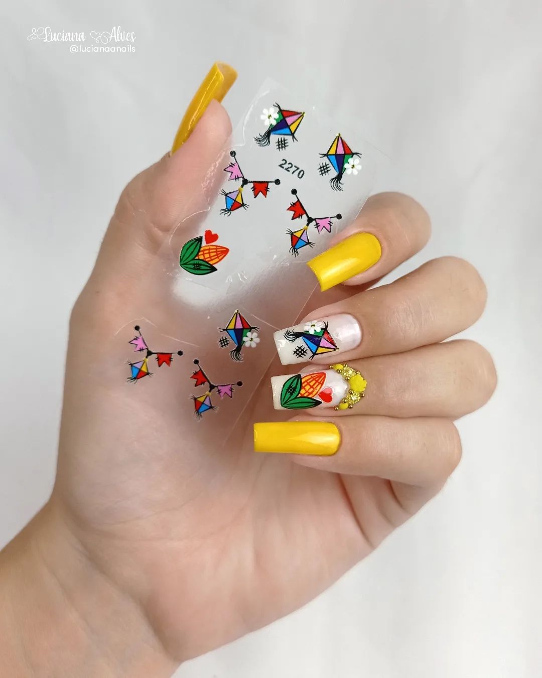 Unhas amarelas decoradas com adesivos de Festa Junina