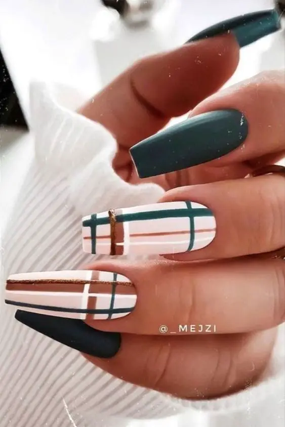 Esmaltação verde com duas unhas em xadrez