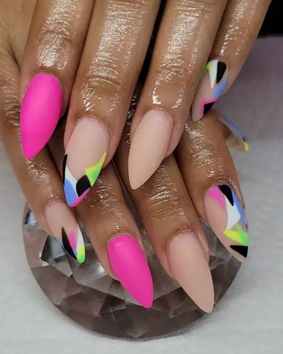 Unhas decoradas para pele morena rosa com geometricos