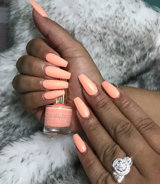 Unhas decoradas para pele morena coral