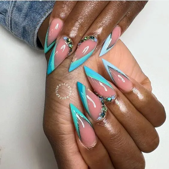 Unhas stiletto azuis com joias