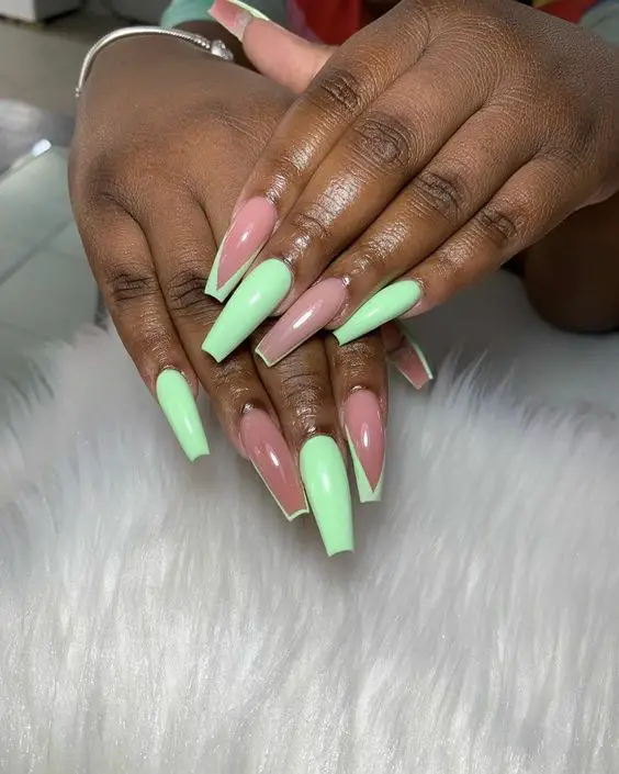 Unhas decoradas para pele morena em tons de verde