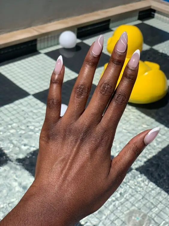 Unhas minimalistas com francesinhas branca