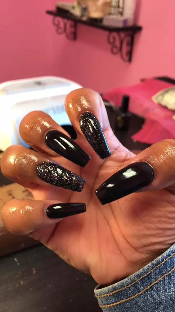 Unhas decoradas com esmalte preto e glitter