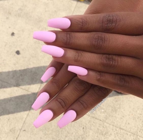 Modelo de unhas cor de rosa bebe