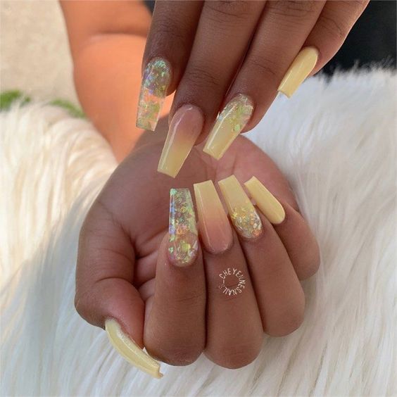 Esmaltação em unhas acrílicas amarela com glitter