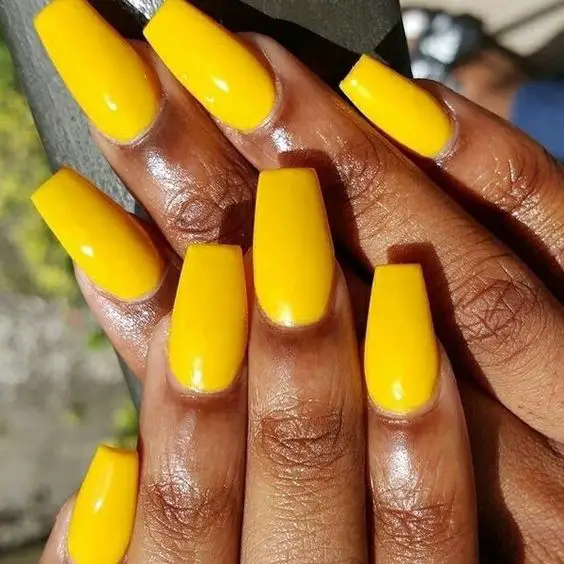 Unhas decoradas amarelas para pele morena