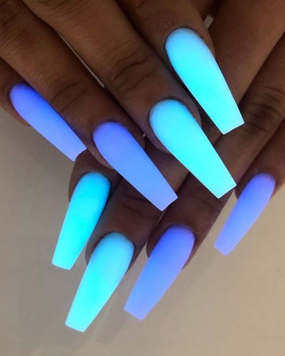 Unhas roxas e azul neon acesas