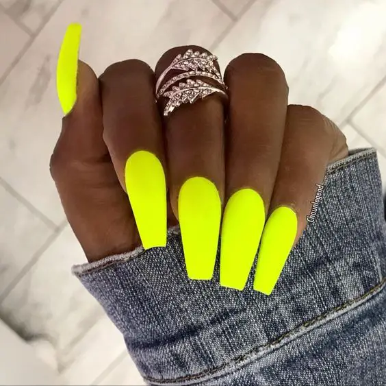 Esmaltação neon em pele morela