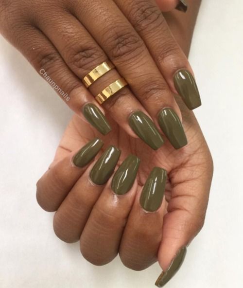 Modelo de unhas verde oliva em pele morena e negra