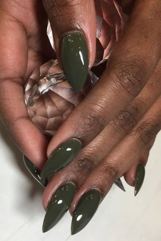 Lindas unhas stiletto verde militar