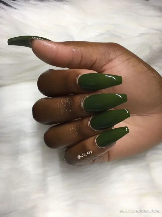 Esmaltação verde em unhas longas