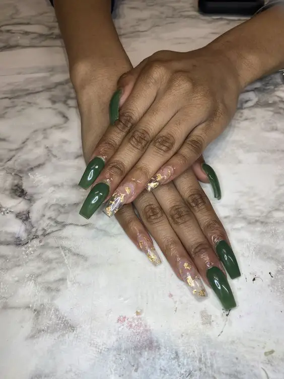 Longas unhas verdes em pele morena