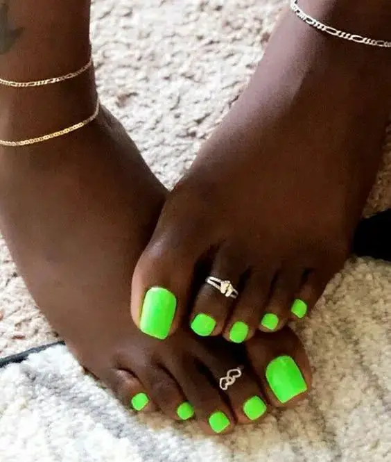 Modelo de unhas neon para os pés