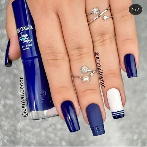 Perfeição de unhas azuis com branco