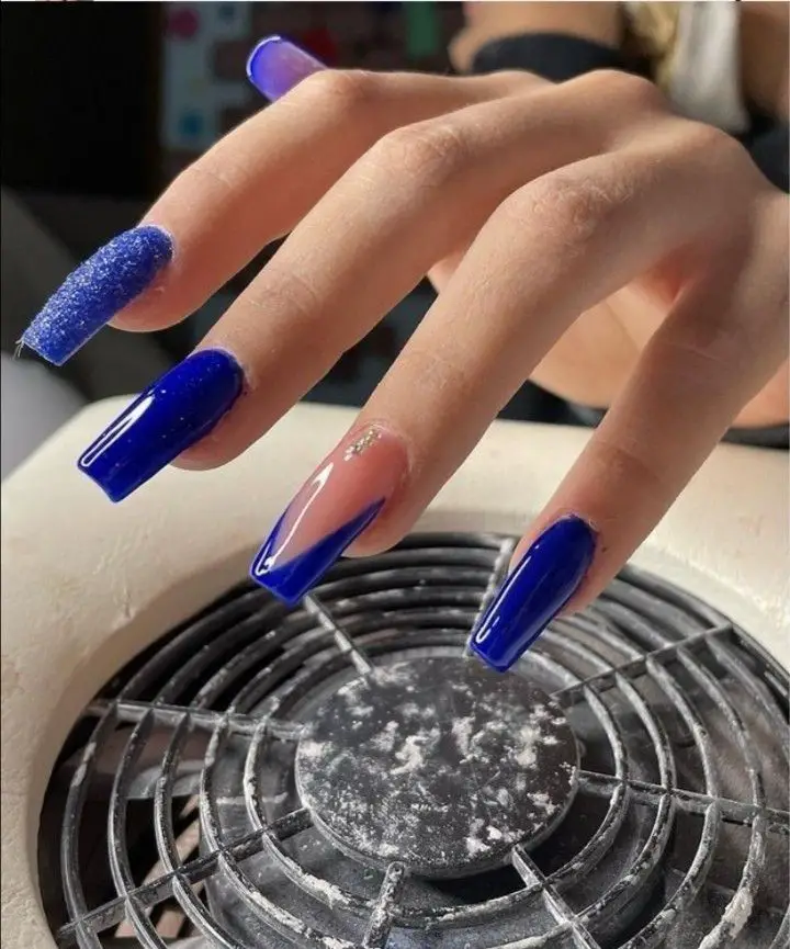 Modelo de unhas em gel compridas azuis